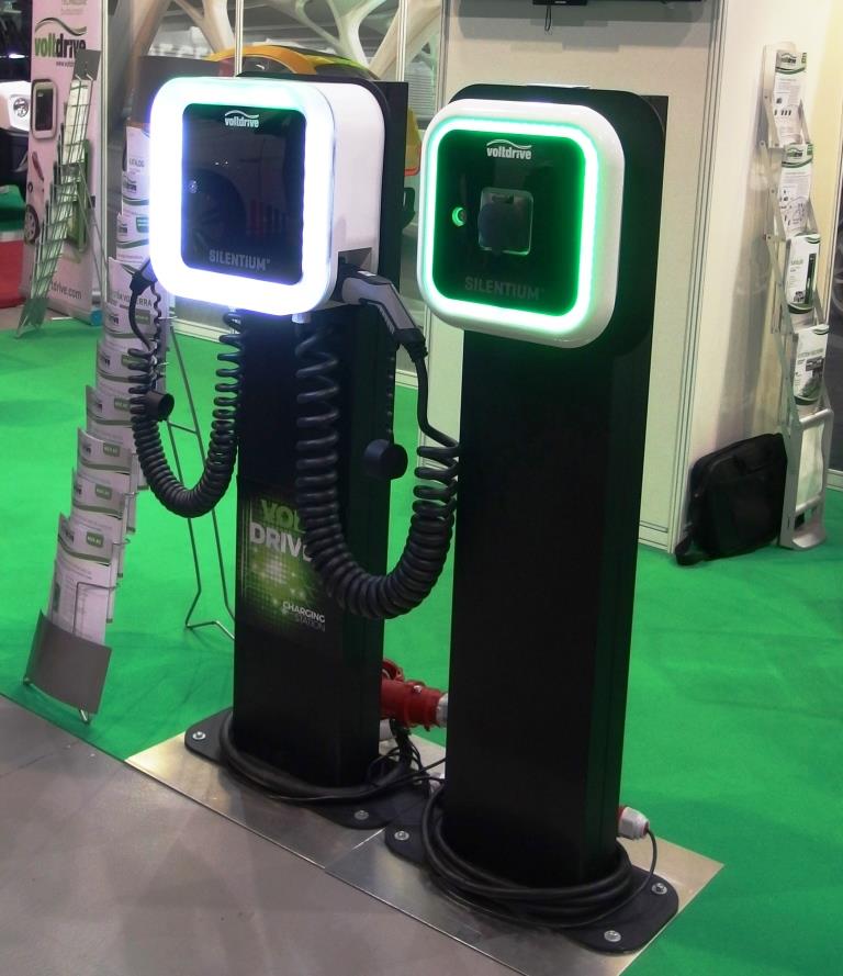 Česká nabíječka pro elektromobily je chytrá a levná